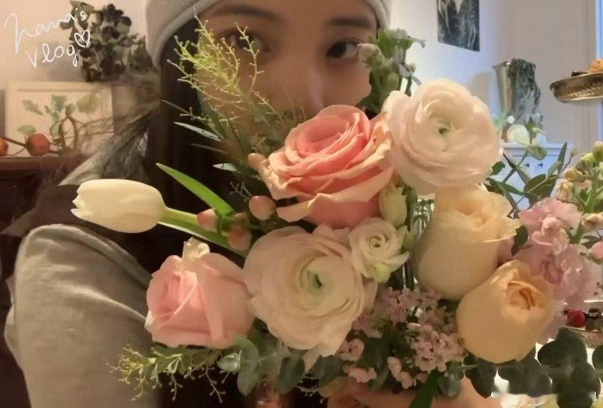 柏林偶遇欧阳娜娜 谁在柏林偶遇娜娜了！路人镜头里她专注拍街头涂鸦，手机举得高高的