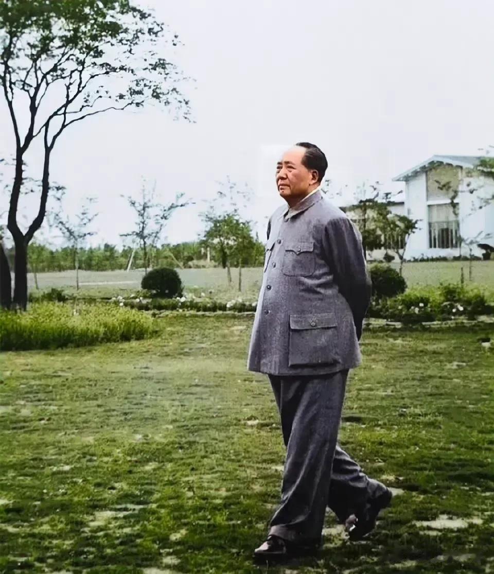 今年是老人家诞辰130周年。《求是》发表一篇长文，以兹纪念。写得真好，也真是长…