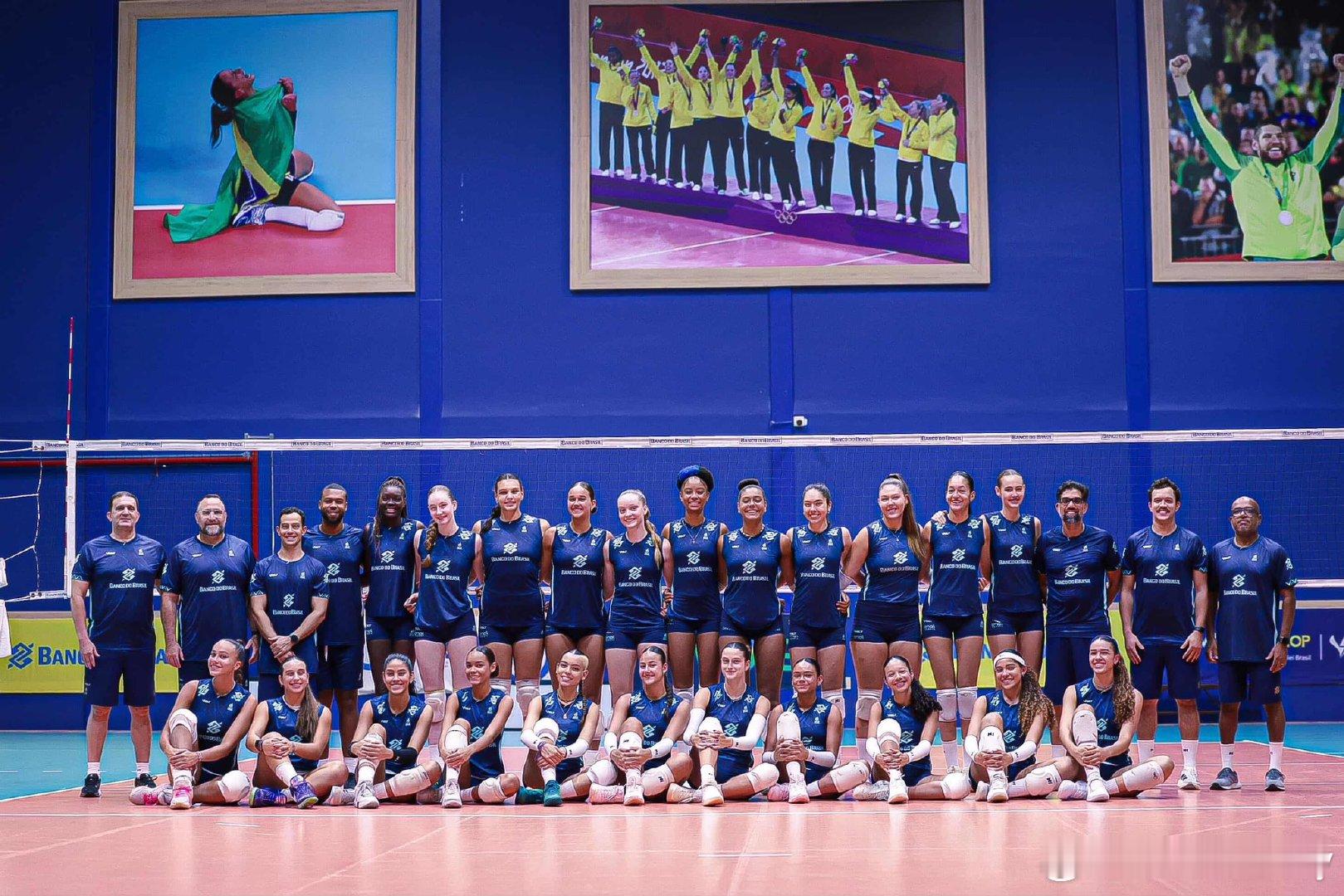 在萨卡雷马训练的巴西女排U17小将们，她们中年龄最大的只有16岁。女排 巴西女排