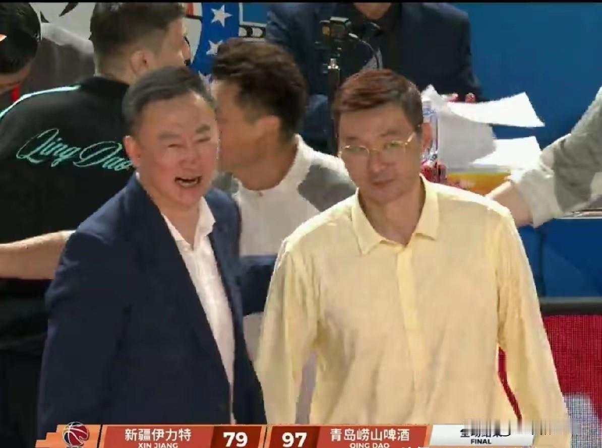 刘炜指导输了笑得很开心，赛后和刘维伟指导握手寒暄


新疆主场惨败青岛，很难让人