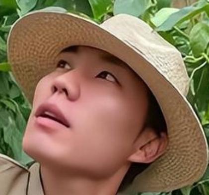 28岁的短剧演员张小磊曾是短剧圈的“霸总专业户”。2023年底开始拍摄短剧，短短