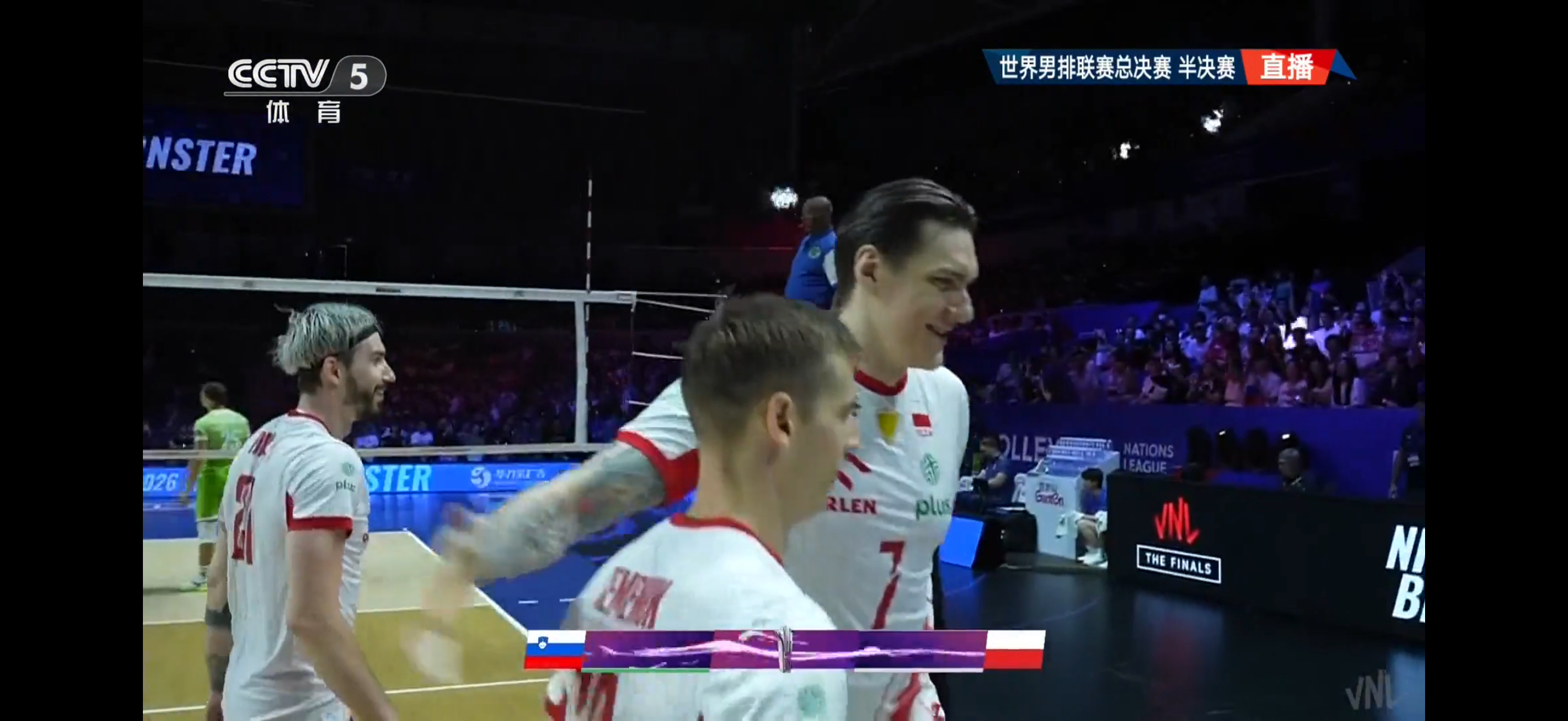 波兰🇵🇱男排第二局25-19再拿一局，大比分2-0了，一只脚已经踏进决赛大门