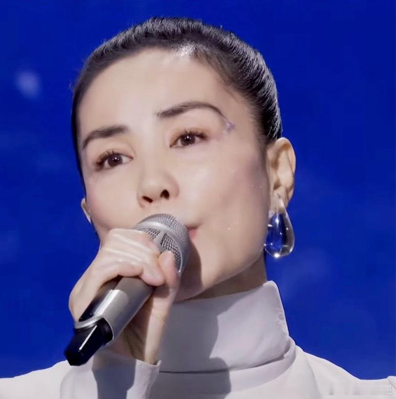 王菲耳环明天义务就该发力了这种耳环只有可能只有王菲这样骨相皮相俱佳的人才能撑的起