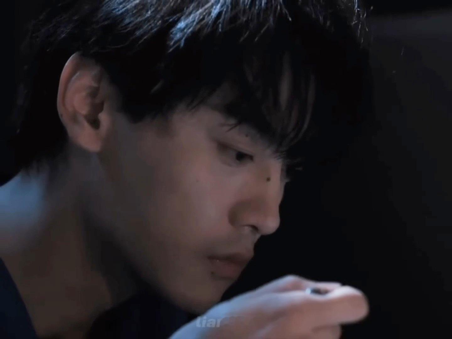 田栩宁你好会演，这段真的看哭了。。。压抑式哭戏，面部肌肉还有手都在抖，最后情绪爆