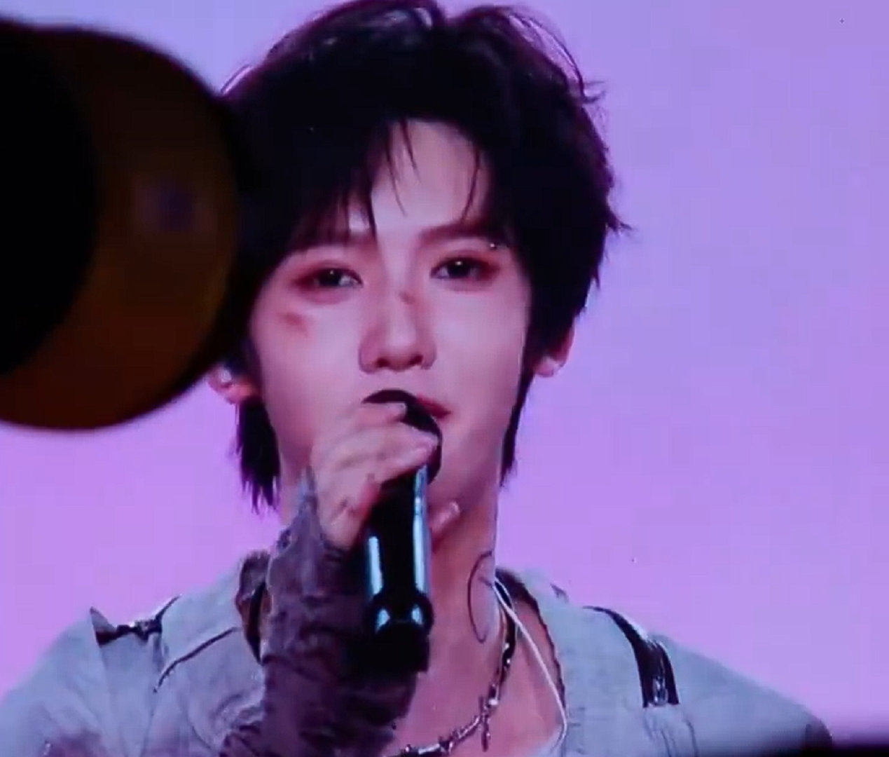 张奕然战损妆张奕然贴眉钉今天TF四代见面会day2的张奕然也是帅到逆天！战损妆都