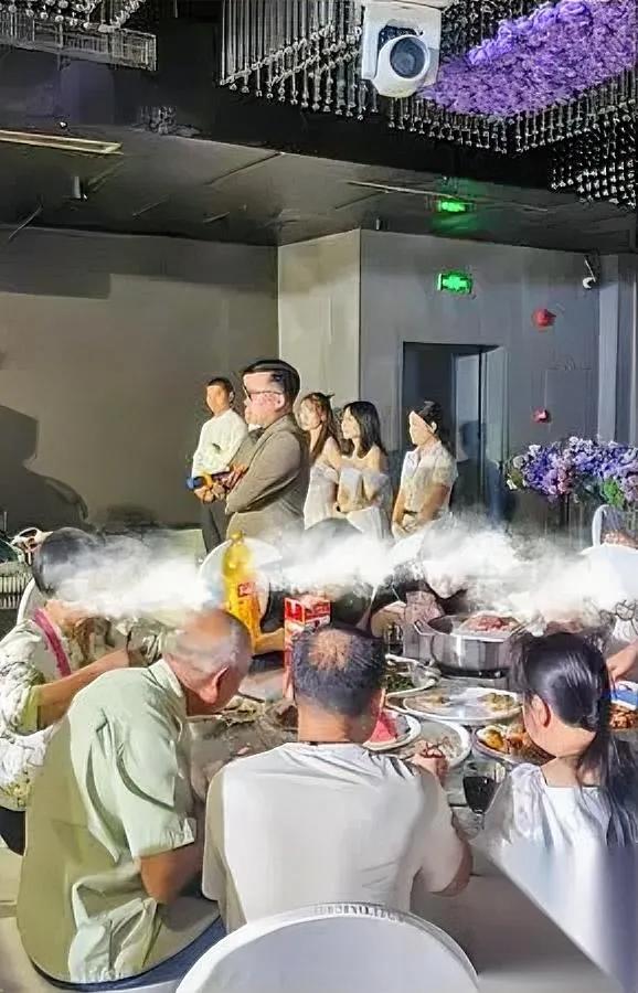 参加过婚礼的

肯定都遇见过

就是新人在台上声泪俱下讲俩人情路历程的时候，底下