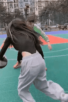 女生认真起来，打球丝毫不输男生啊[大笑]