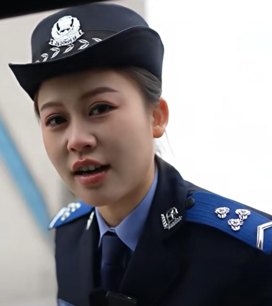 辅警基本工资并非直接依照当地公务员的工资标准发放，而是按当地公务员工资标准的一定