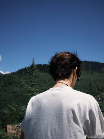 胡先煦九寨沟游客照胡先煦这条裤子是有什么说法吗九寨沟山水映衬下，胡先煦游客照随性
