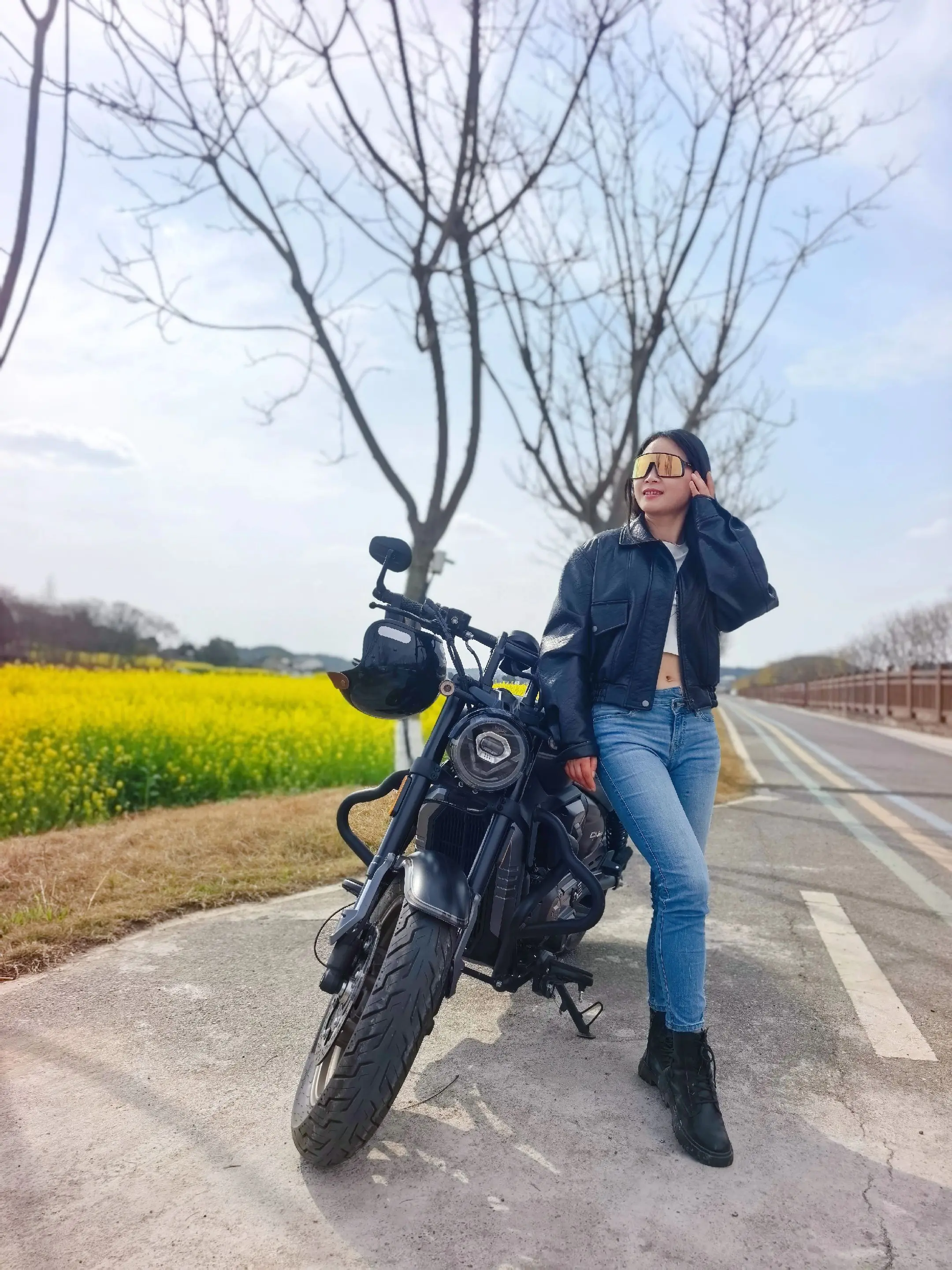 奔赴一场春天的野。把生活的油门踩到底，烦恼全被甩在身后