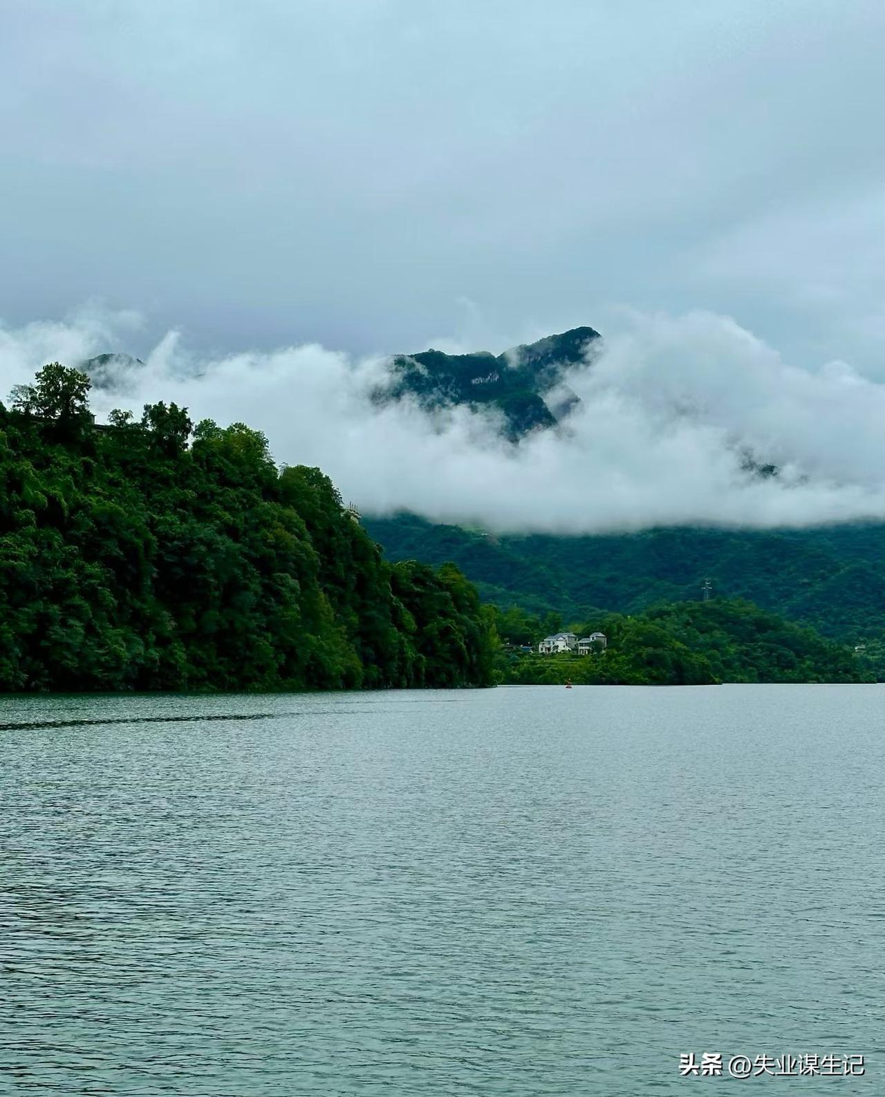 YICHANG
宜昌，
梦里的天堂。
终于到了。
云雾缭绕，风光旖旎，
群山若隐