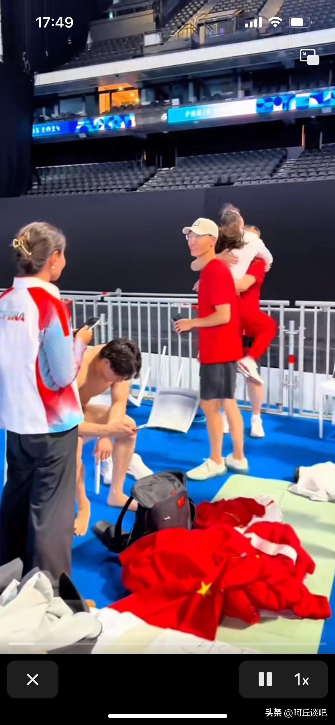 不要看张雨霏这么大块头，也有小孩子的性格，这下尴尬了，由于太过激动，直接跳起来抱