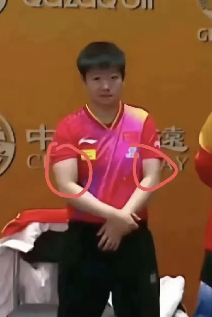 全锦赛上，许昕一路闯进了八强，但胳膊那儿有点不对劲，肌肉反应强烈，为了长远考虑，