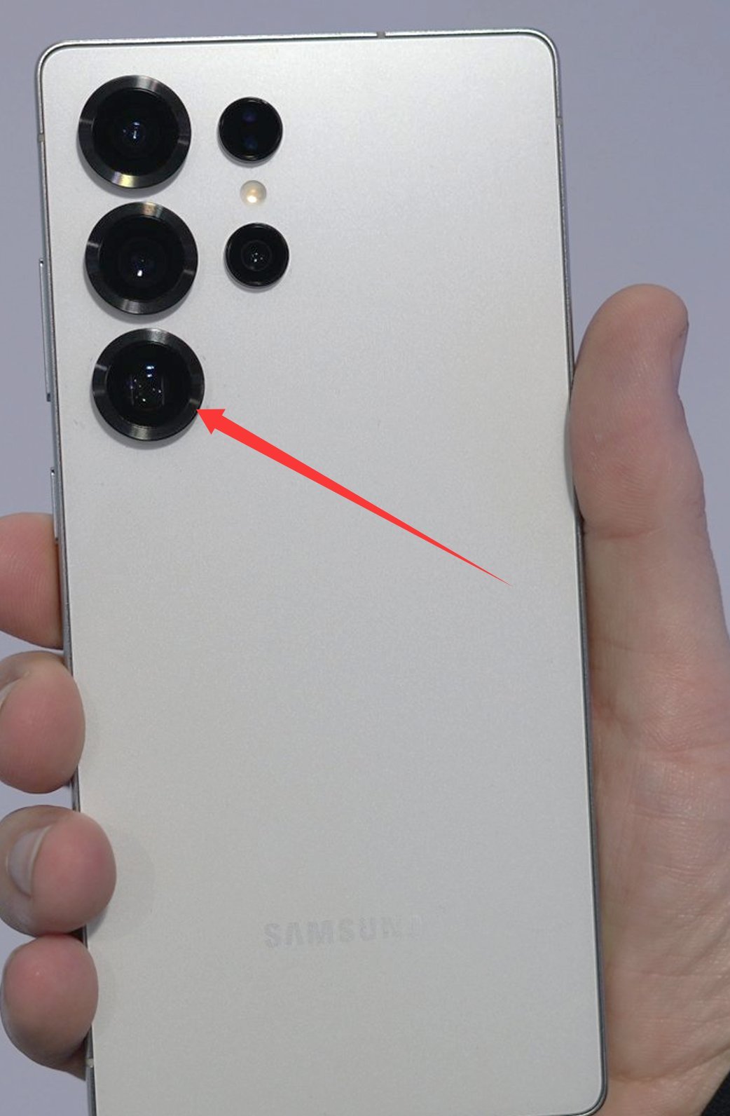 见到了部分Galaxy S26 Ultra的真机设计。可以肯定的是：它终于摒弃了