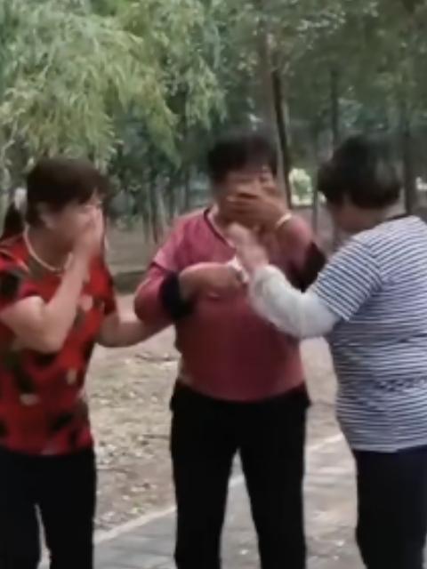 耳聋听错话，带来的笑话。
胖嫂正做中午饭，燃气灶突然熄火了！
胖嫂不明所以（实际