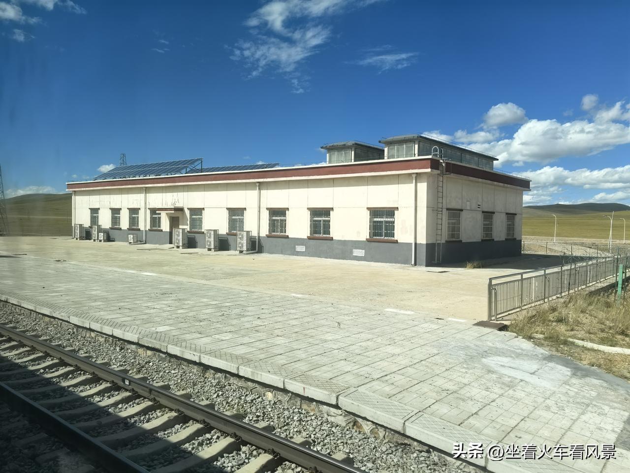 嘎恰站，青藏铁路上海拔4537米的车站，为一座无人值守的会让站，不办理客运业务。