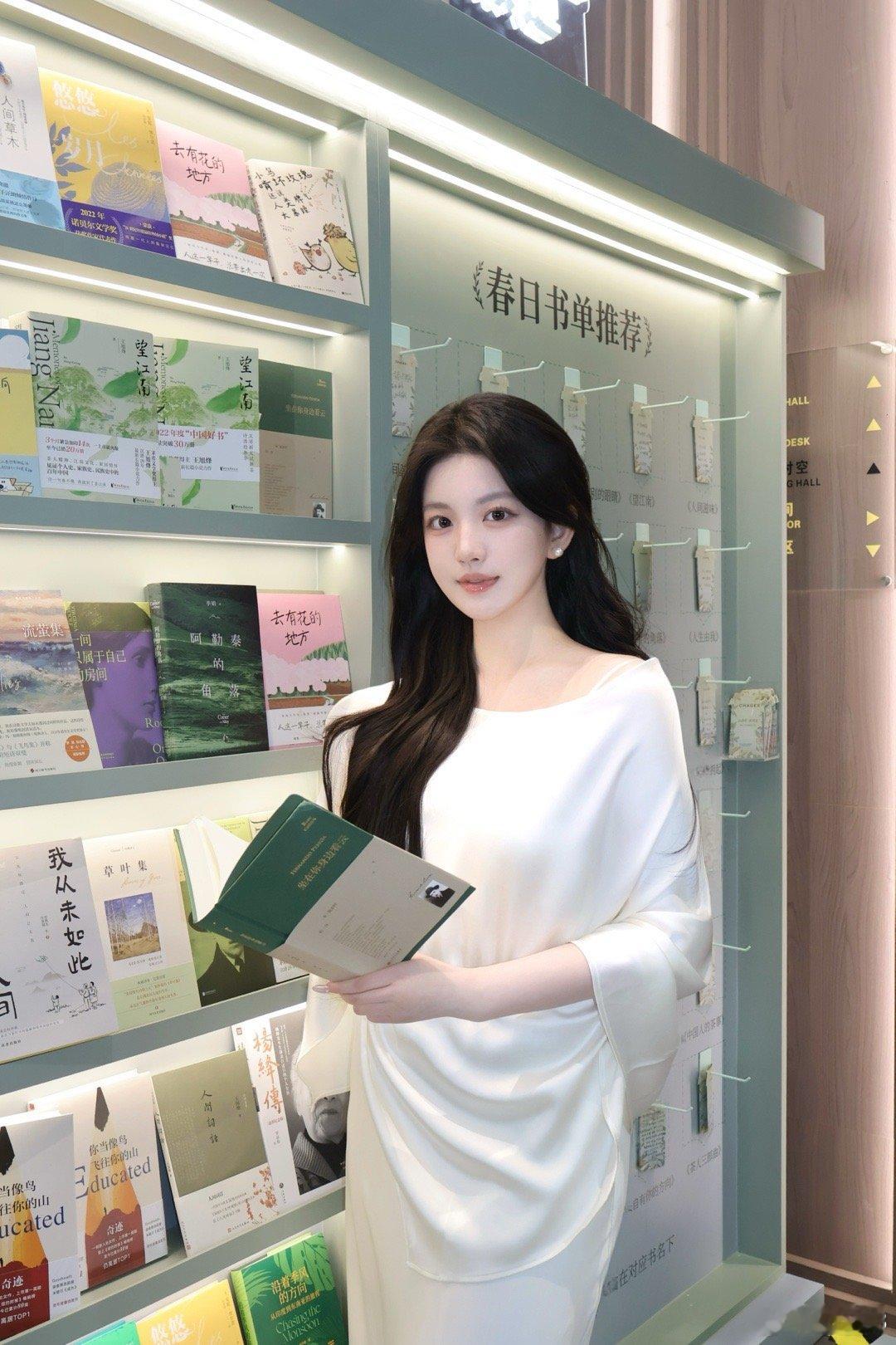 在钟书阁的诗页间，饮一口春天🍃霸王茶姬山东霸王茶姬 ​​​