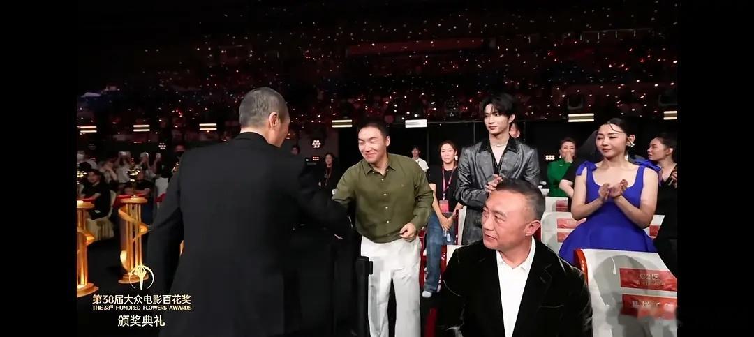 哪吒获奖全场无人站起，惊蛰无声获奖全体起立很多人以为舆论会使某些人见好就收，那真