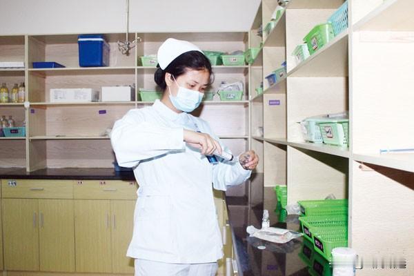 在医院陪床，发现一个有趣的场景，让我陷入沉思。
        隔壁床是老爷子住