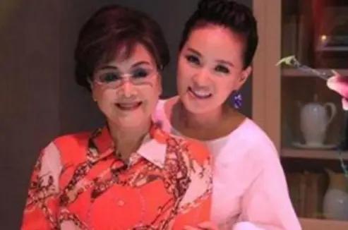 年龄以然七旬多，
毕生事业为唱歌。
靓丽女儿身边伴，
幸福晚年爱有佳。