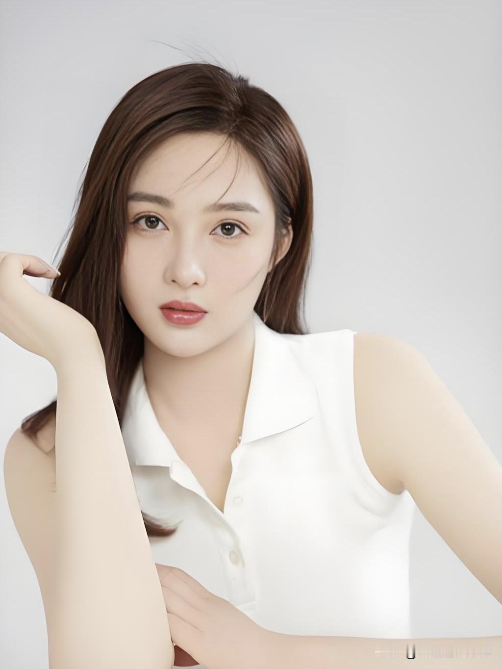 孙嘉璐，眸若星辰，笑靥如花。一颦一笑皆是风情，举手投足尽显优雅。她是镜头前的灵动