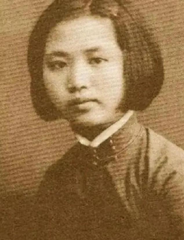 1942年，怀孕的楚青到上海执行任务，期间去投奔父亲詹克明，并在10月生下了一个