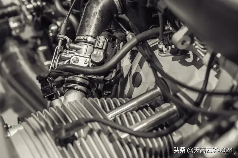 张雪曾蒙眼成功组装发动机 张雪的故事太牛了！他从湖南怀化山村的穷小子，一路逆袭成