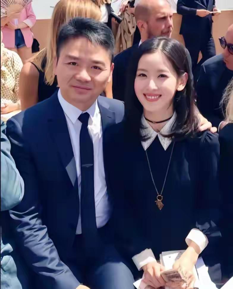 春节将至，章泽天推出播客《小天章》试水内容赛道，受邀刘嘉玲却因接话稚嫩遭群嘲。网