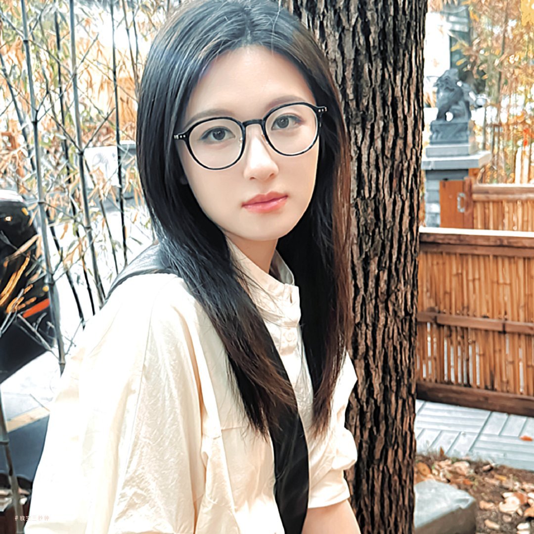 李兰迪私下的一些眼镜照，她现在的状态好轻盈，有种被爱的美~#李兰迪头像##李兰迪