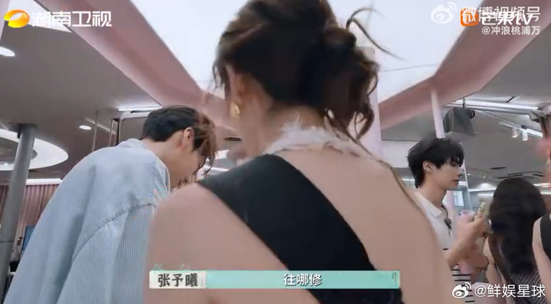 张予曦给毕雯珺画高光鼻梁 修容翻车却翻出惊喜！张予曦给毕雯珺画的高光鼻梁，让五官