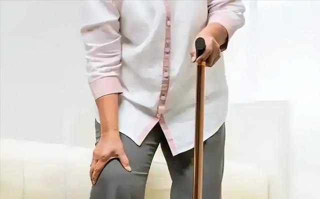 你是否曾在下楼梯时感觉膝盖发出轻微的咔嚓声？或者早晨起床时，膝关节的僵硬让你行动