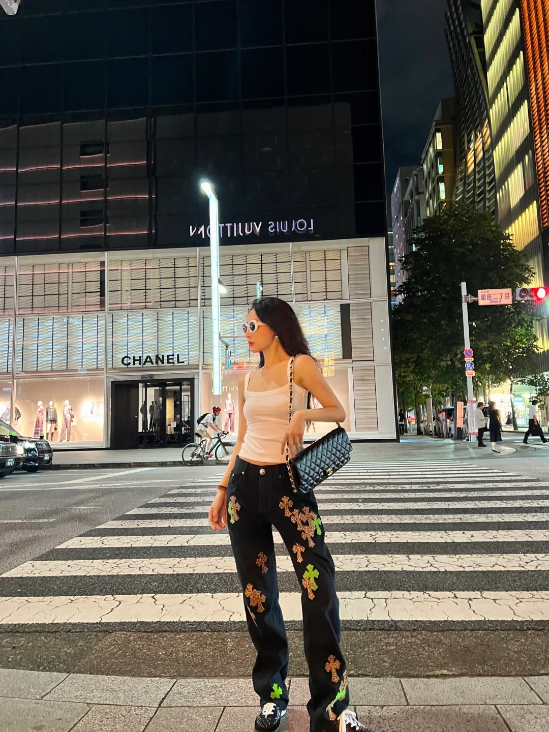 在东京银座大街的克罗心女孩儿 哈哈哈