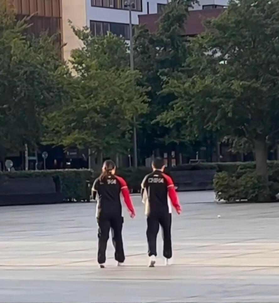 这俩走路在背面看一模一样，莎莎和小姐妹，在瑞典莎莎明显的开心！
佳佳和莎莎也形影