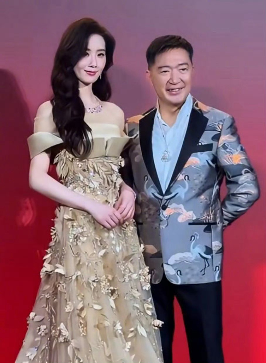 刘诗诗金叶抹胸长裙刘诗诗金色花叶抹胸纱裙 刘诗诗金叶抹胸长裙太美了！！ 