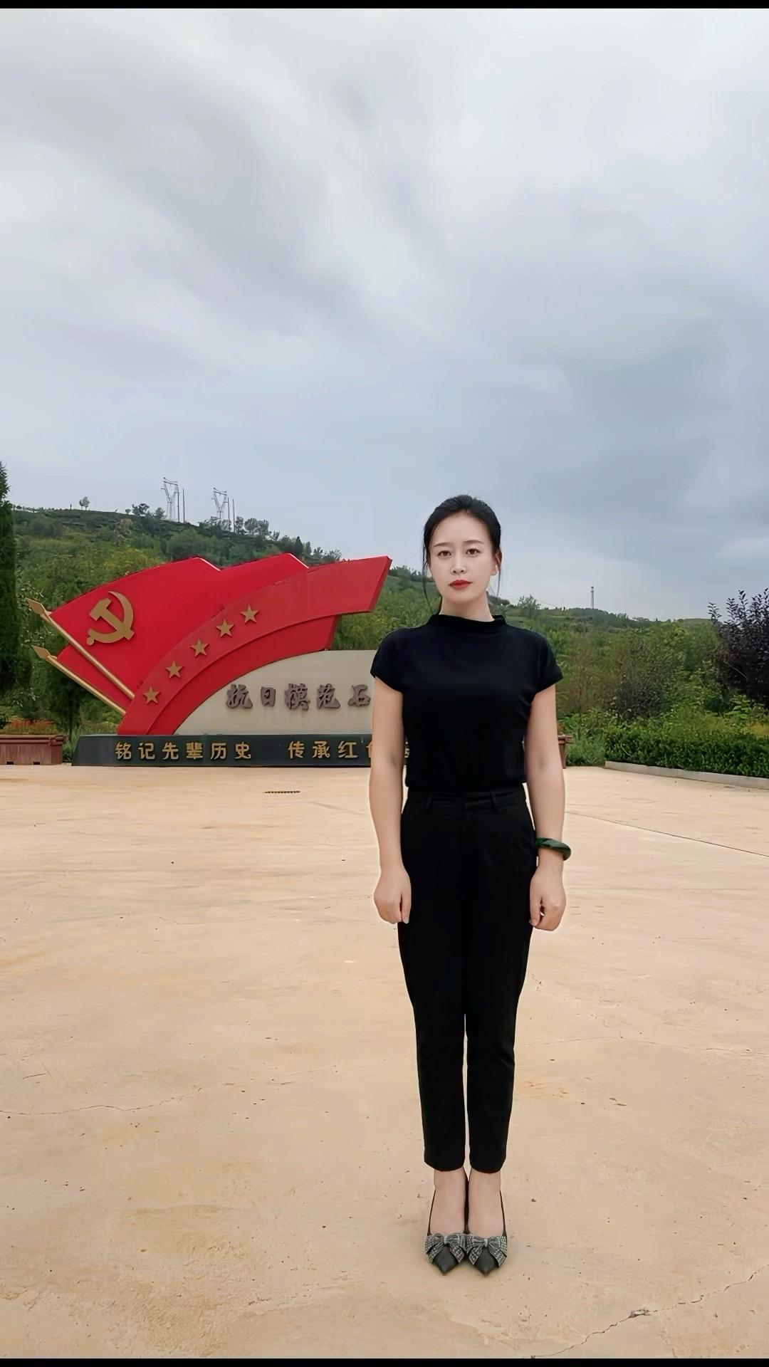 每当我自身磁场偏弱，能量低落时，就会单曲循环《北京的金山上》它总能振奋人心，帮我