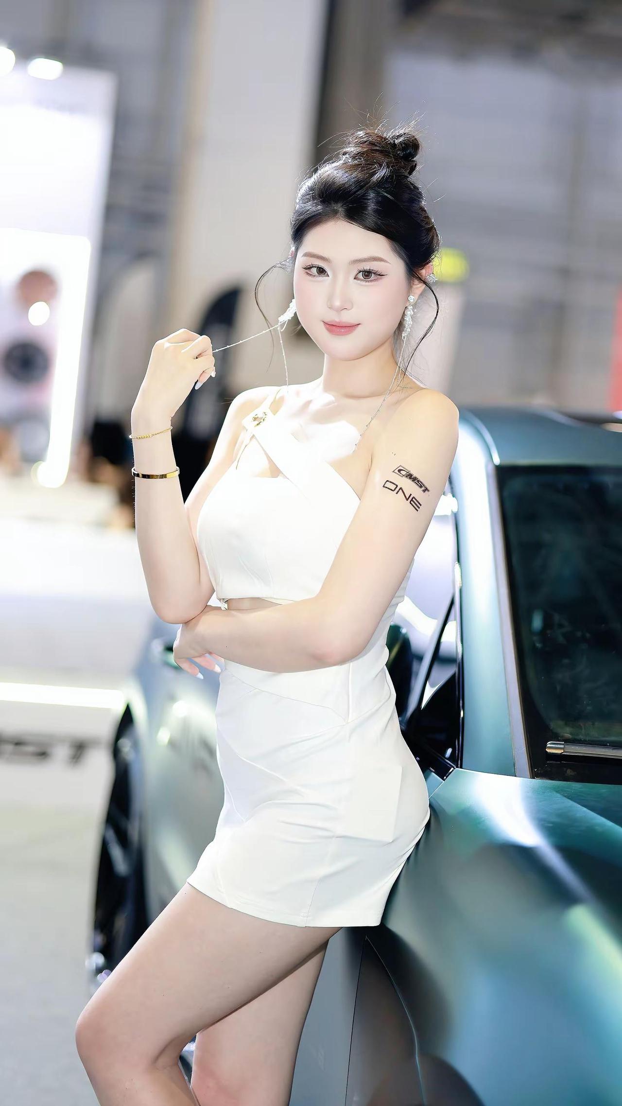 回眸一笑百媚生。美女 美女车模 车展气场女王