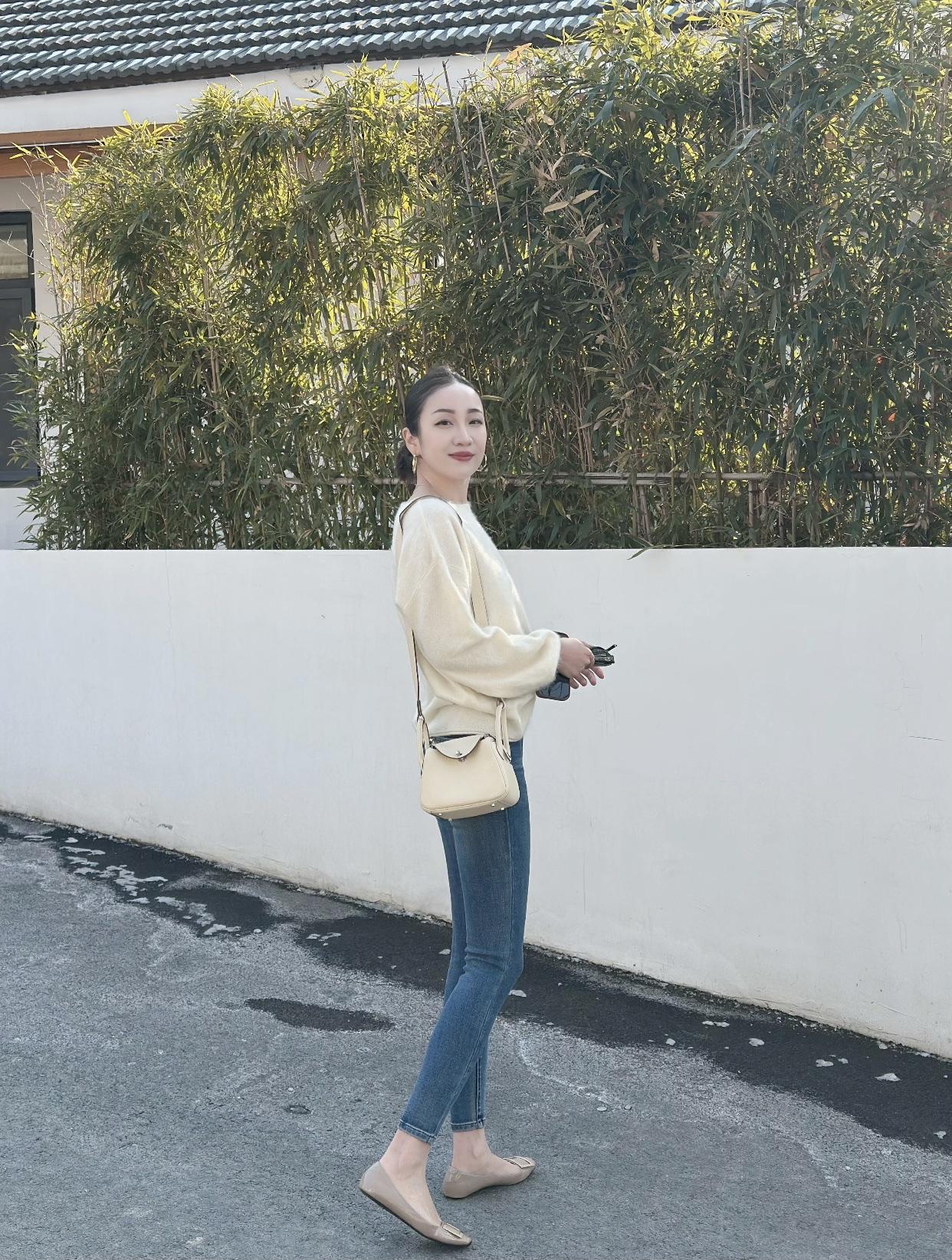 温柔米色毛衣搭配牛仔裤，优雅简约又时尚潮流，轻松出行！🍂👗👠