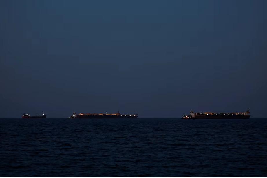 美军摧毁28艘伊朗布雷船。
美国总统特朗普11日表示，美军摧毁了28艘伊朗布雷船