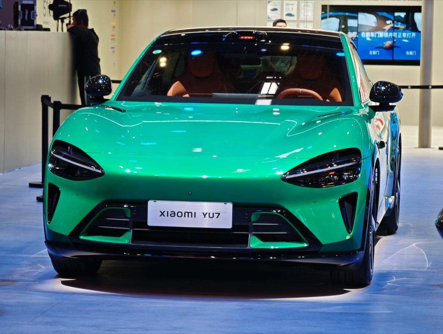 来到小米展台了，大家猜猜这个盖着幕布的是什么大宝贝