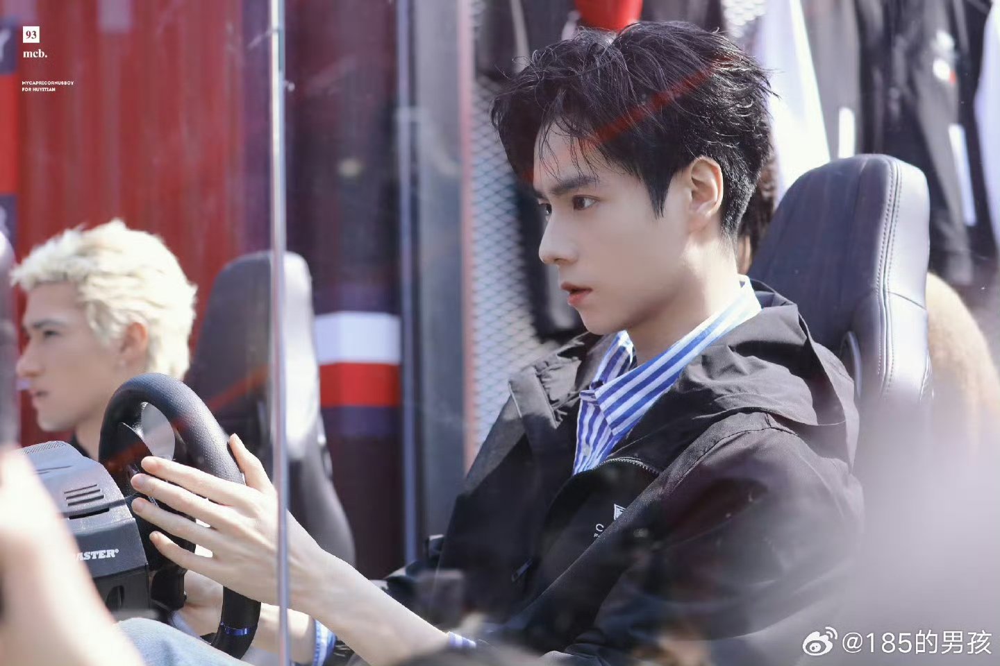 胡一天这该死的高级建模脸胡一天的颜值稳定性超高，赛车场景里随意截图都是好看的画面