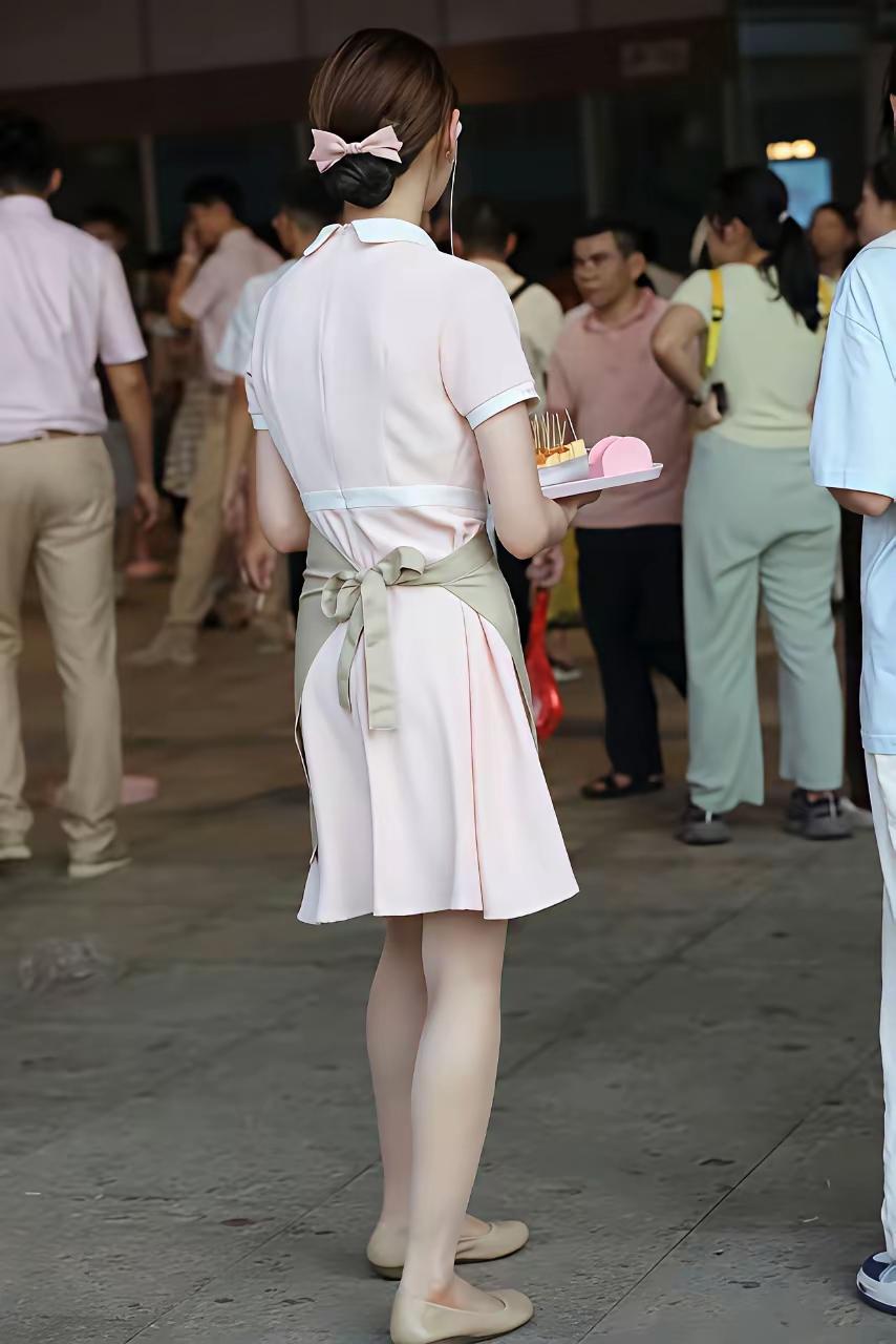 感觉现在真的好卷
美女都出来推销了
好利来现在唯一去的理由就是服务员有性价比！平