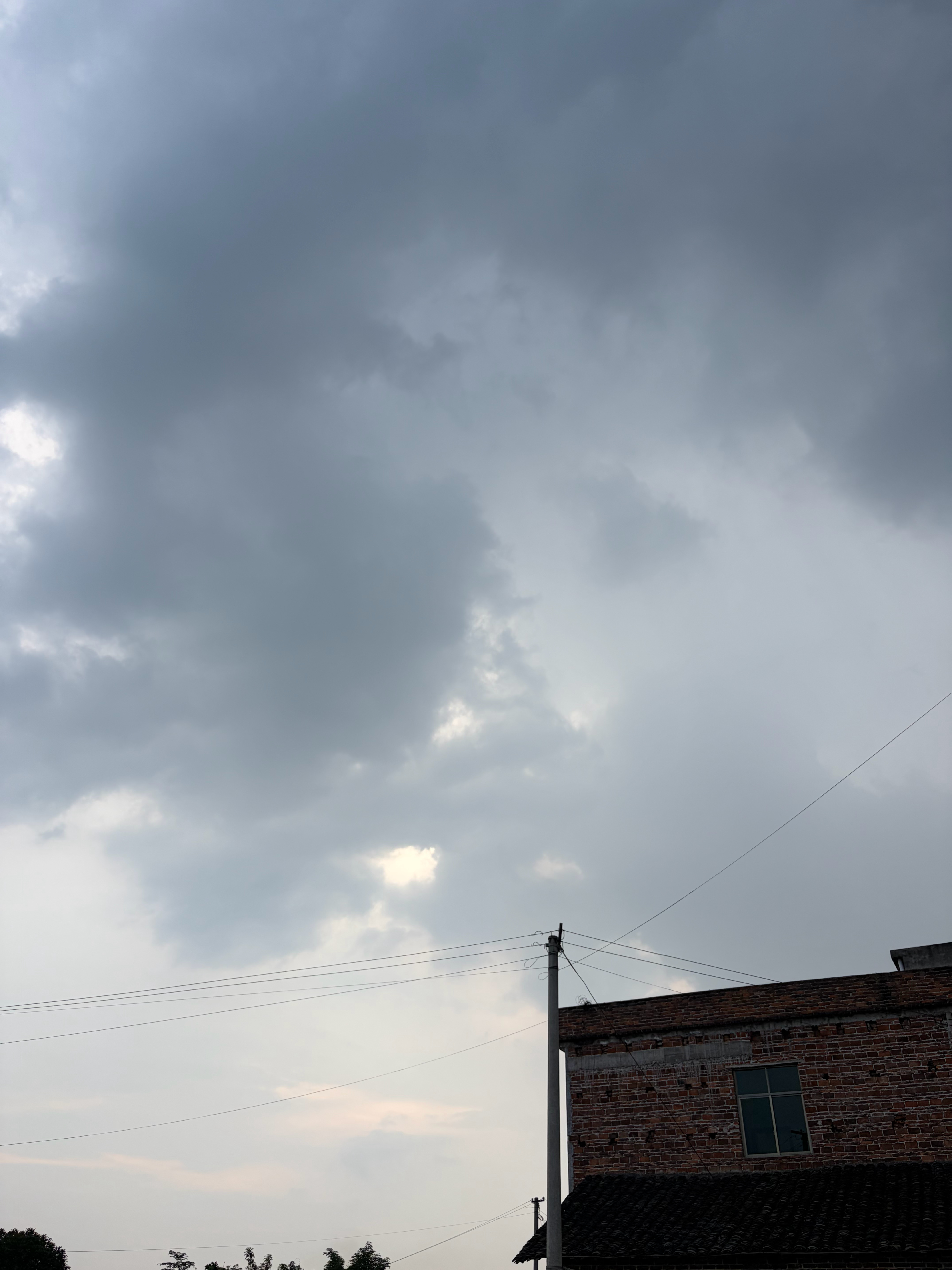 立秋后突然就不热了刚刚下了一场雨，确实温度降了一点，比起前几天的37度今天32度