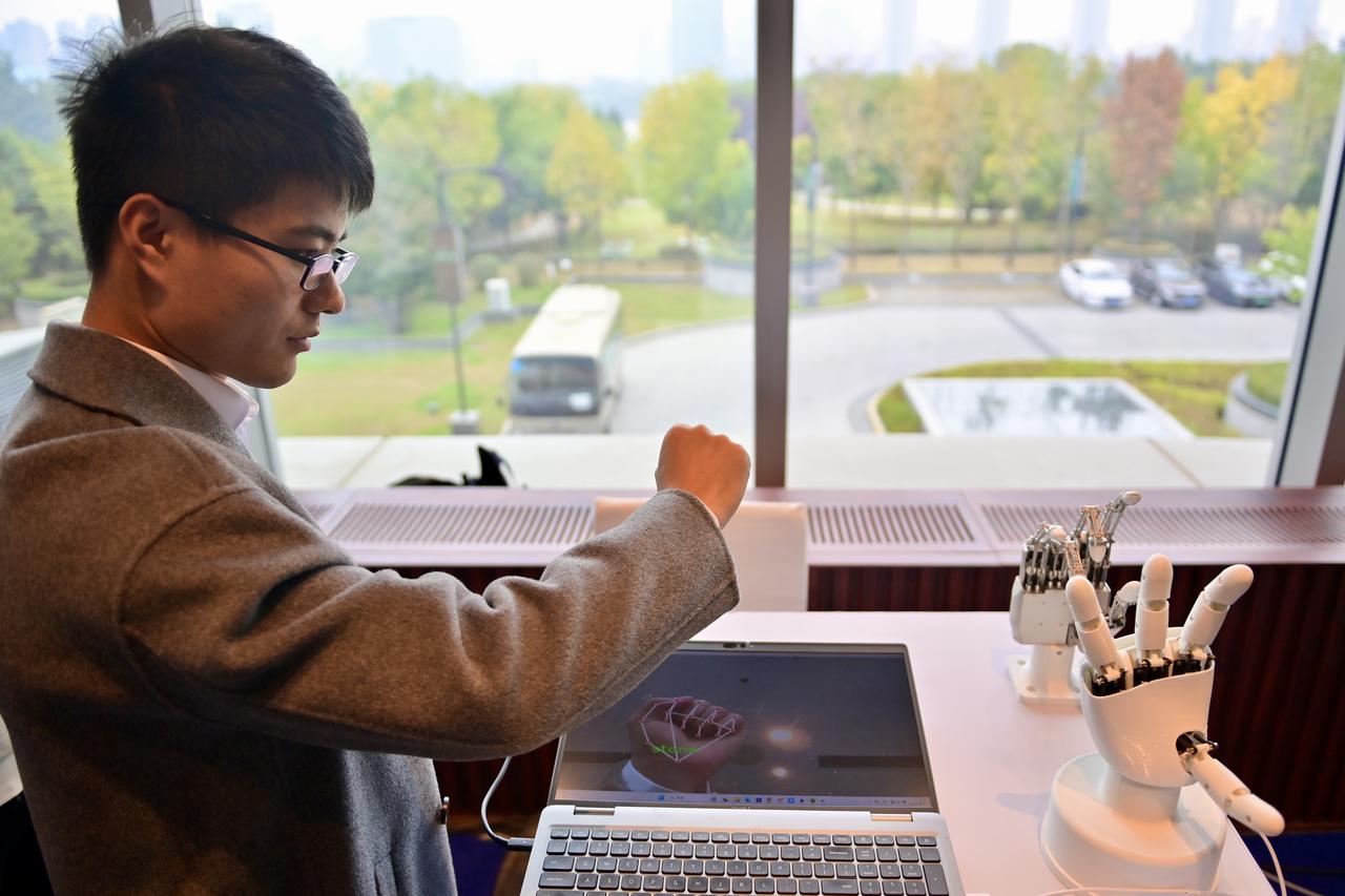 以下是一些今日的新闻：
 
国内新闻
 
- 上海发布大风、暴雨预警并启动防汛防