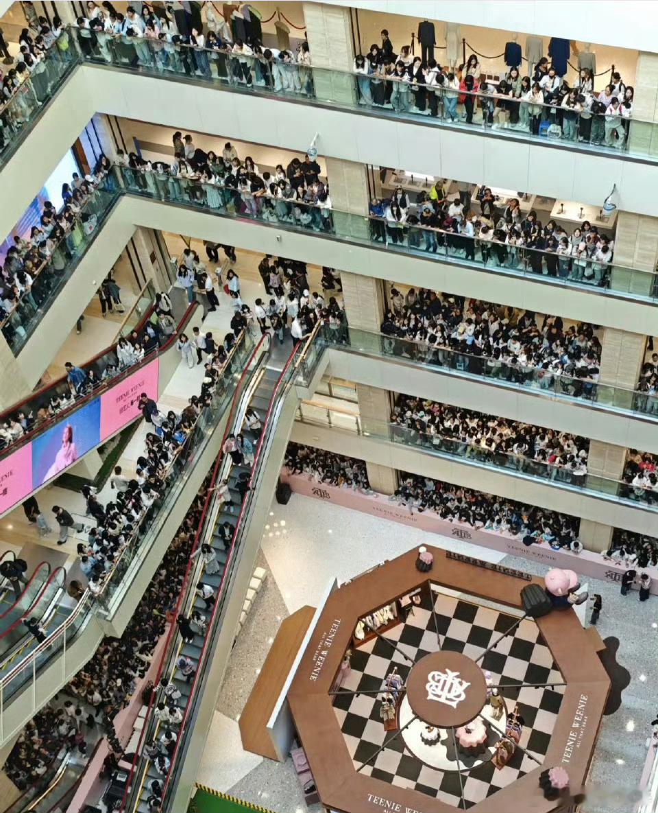 赵露思这线下活动人气太恐怖了吧 ​​​