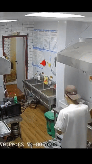 一男子在饭店后厨突然滑倒！
导致旁边洗碗池里的水全部都浇在了身上。
真是太倒霉了