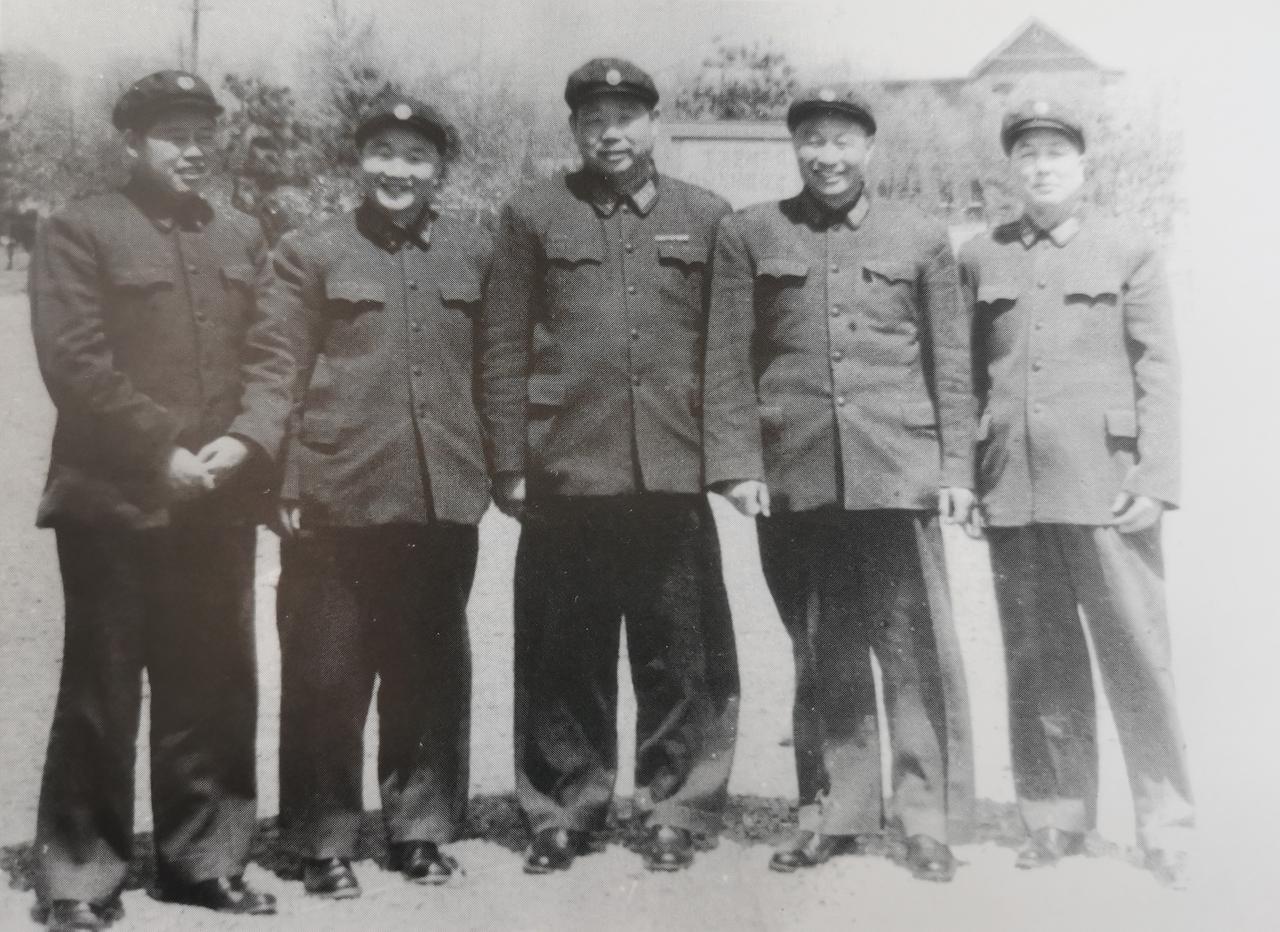 1958年，在沈阳高级炮校合影。中间是开国上将陈锡联，他当时是炮兵司令员，后来当