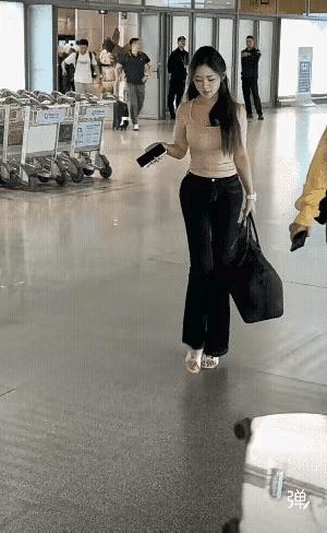 出了机场就要吹一口，哪里的风俗？