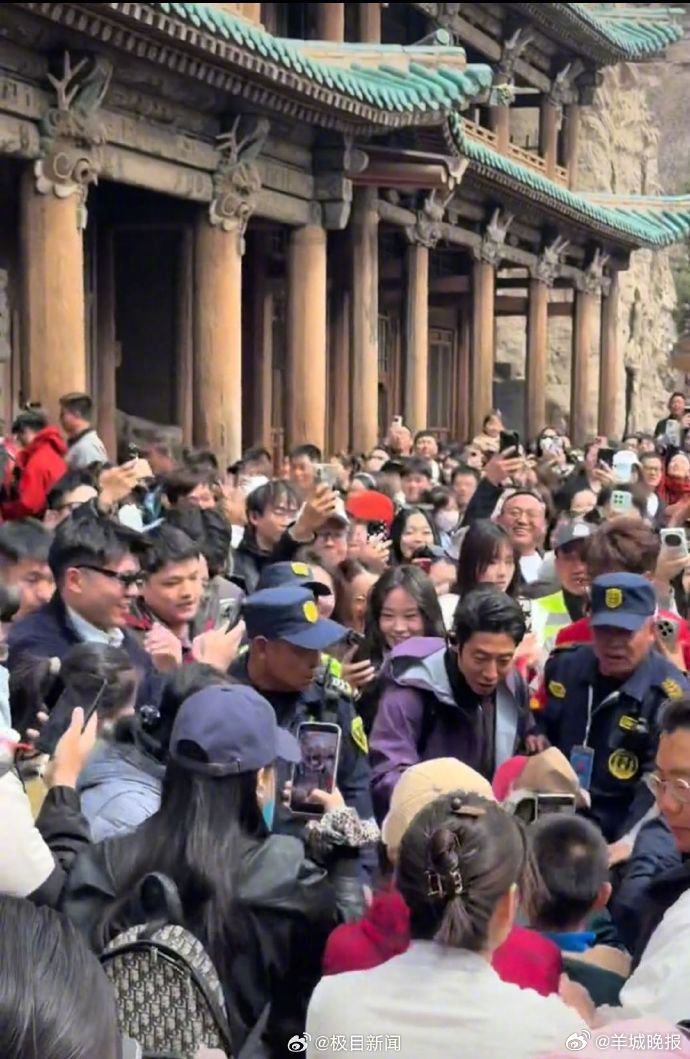 【#撒贝宁大同旅游瞬间被粉丝层层包围#】#撒贝宁妻子李白观赏诗人李白题字# 清明