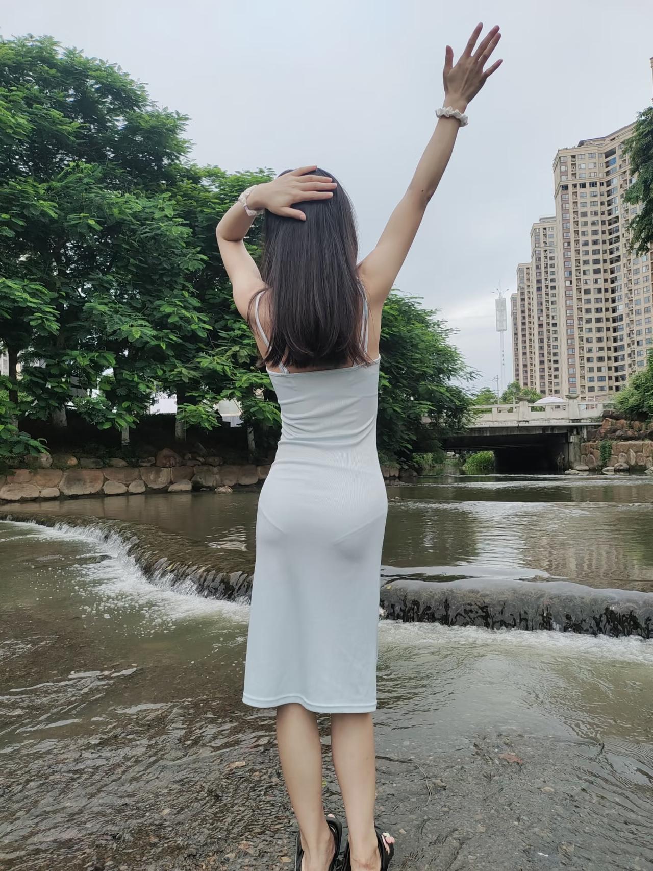 我们吞咽了太多意义 其实生命只需要呼吸在山里，时间变得模糊
100米的距离被无限