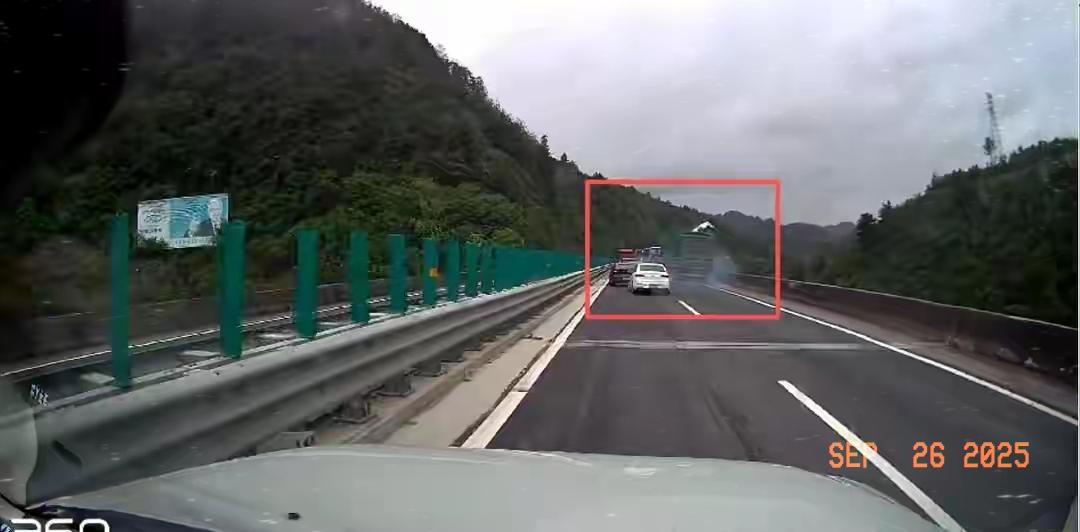 十多米高桥下的轿车：高速上这两个字，真的能救命！
 
谁看了沪昆高速那起事故不揪